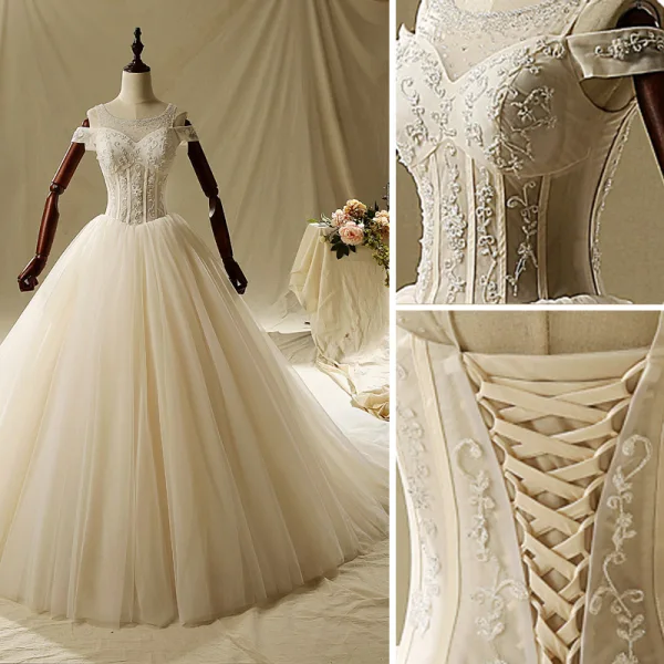 Élégant Ivoire Robe De Mariée 2019 Princesse Encolure Dégagée Perlage En Dentelle Fleur Manches Courtes Dos Nu Cathedral Train
