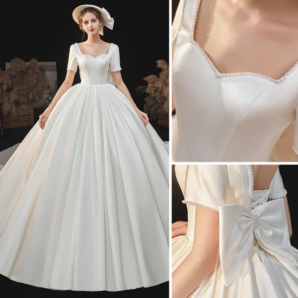 Haut de Gamme Élégant Ivoire Satin Robe De Mariée 2021 Robe Boule Perle Encolure Carrée Manches Courtes Dos Nu Noeud Royal Train Mariage