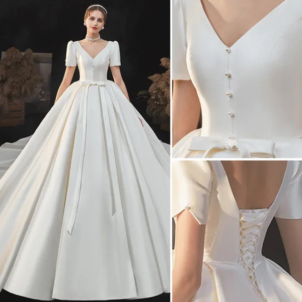 Elegant Enkel Satin Elfenben Sløyfe Brudekjoler 2021 Ballkjole V-Hals Korte Ermer Ryggløse Royal Train Bryllup