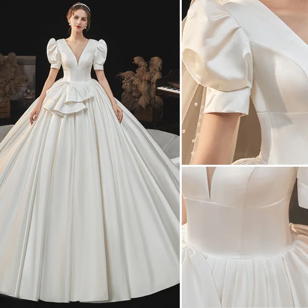 Vintage Audrey Hepburn-Stil Mittelalterlich Ivory / Creme Satin Brautkleider / Hochzeitskleider 2021 Ballkleid Tiefer V-Ausschnitt Geschwollenes Kurze Ärmel Rückenfreies Königliche Schleppe Hochzeit