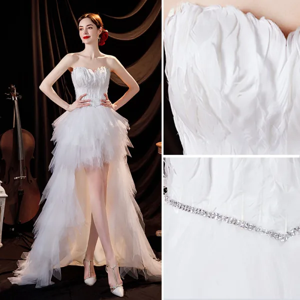 Sexy Weiß Feder Asymmetrisch Brautkleid Kurz 2021 A Linie Bandeau Strass Stoffgürtel Ärmellos Rückenfreies Brautkleider / Hochzeitskleider