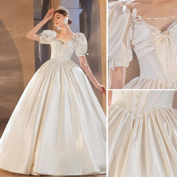 Elegant Elfenben Perle Satin Brudekjoler 2021 Ballkjole Firkantet Hals Puffy Korte Ermer Cathedral Train