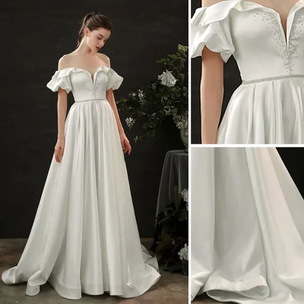 High End Ivory / Creme Satin Brautkleider / Hochzeitskleider 2021 A Linie Rüschen Off Shoulder Kurze Ärmel Rückenfreies Sweep / Pinsel Zug Hochzeit