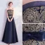 Vintage Marineblau Abendkleider 2020 A Linie Bandeau Strass Spitze Blumen Schleife Ärmellos Rückenfreies Lange Festliche Kleider