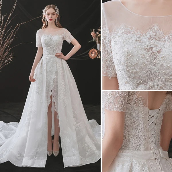 Charmant Ivory / Creme Gespaltete Front Brautkleider / Hochzeitskleider 2021 A Linie Rundhalsausschnitt Perlenstickerei Spitze Blumen Stoffgürtel Kurze Ärmel Rückenfreies Hochzeit Königliche Schleppe