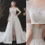 Charmant Ivory / Creme Gespaltete Front Brautkleider / Hochzeitskleider 2021 A Linie Rundhalsausschnitt Perlenstickerei Spitze Blumen Stoffgürtel Kurze Ärmel Rückenfreies Hochzeit Königliche Schleppe