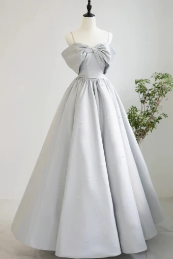 Chic Gris Perlage Satin Noeud Robe De Bal 2024 Princesse Bretelles Spaghetti Sans Manches Dos Nu Longue Promo Robe De Ceremonie
