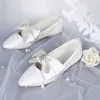 Elegante Ivory / Creme Brautschuhe 2019 Leder Schleife Spitze Blumen Strass Spitzschuh Flache Hochzeit High Heels