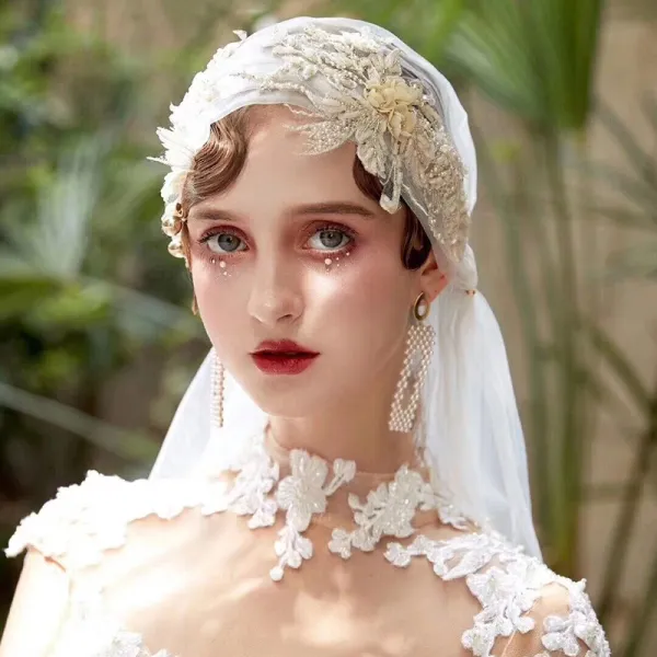 Mode Weiß Kurze Brautschleier 2020 Handgefertigt Tülle Perlenstickerei Stickerei Perle Hochzeit Brautaccessoires