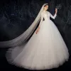 Niedrogie Białe Ogród / Outdoor Przezroczyste Suknie Ślubne 2020 Suknia Balowa Wysokiej Szyi 3/4 Rękawy Frezowanie Perła Trenem Sweep Wzburzyć