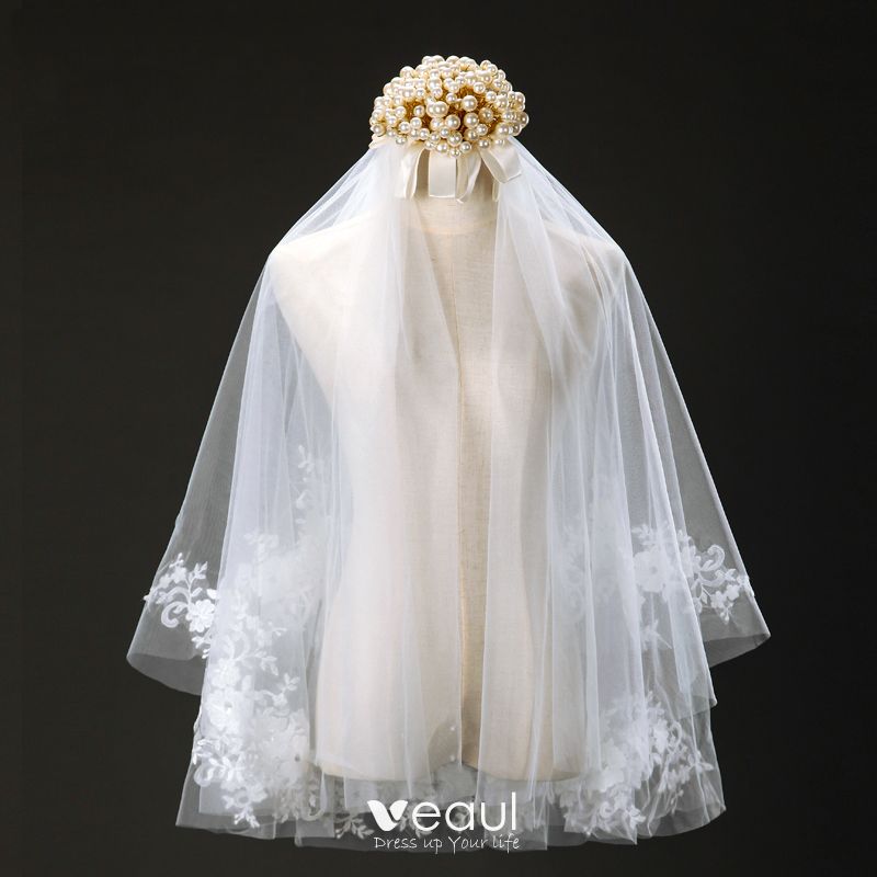 https://img.veaul.com/product/04c7e0cd5e29c4f098f333e0175fbee5/chic-beautiful-2017-white-lace-appliques-tulle-lace-tiara-wedding-veils-800x800.jpg
