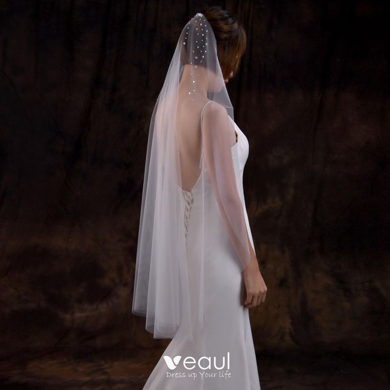 https://img.veaul.com/product/6b5cc0a676bc5a2b5f0e2b4b052b86d9/chic-beautiful-ivory-handmade-rhinestone-wedding-veils-2023-800x800.jpg