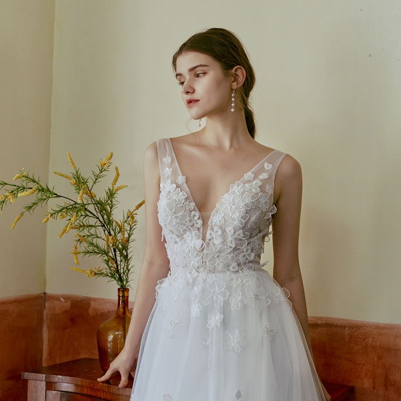 Light White Beading Lace Flower Beach Wedding Dresses 2022 A-Line /  Princess V-Neck Sleeveless Backless Floor-Length / Long