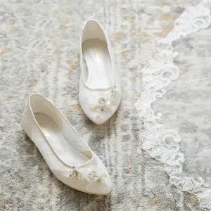 Elegant White Wedding Shoes 2019 Lace Pearl Rhinestone Sequins Pointed Toe Wedding Heels