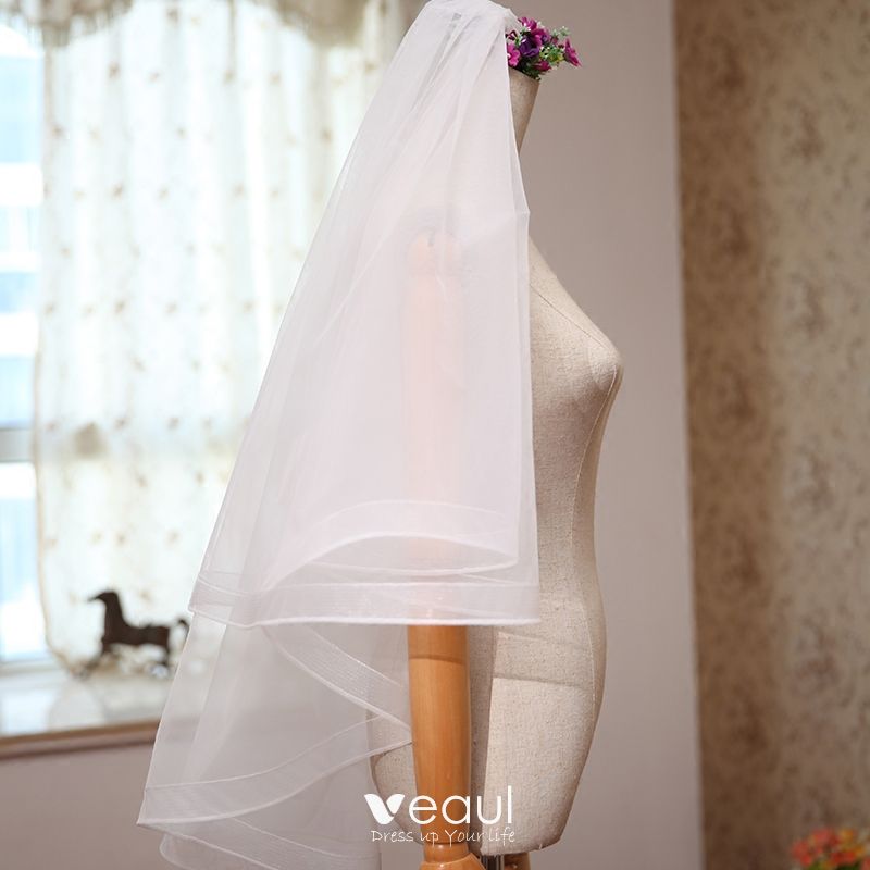 https://img.veaul.com/product/dbeab52a760efa170e6c5f5f79754e1e/modest-simple-white-wedding-short-cartoon-tulle-wedding-veils-2018-800x800.jpg