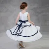 Sencillos Blanco Vestidos para niñas 2018 A-Line / Princess V-Cuello Sin Mangas Cinturón Té De Longitud Ruffle Vestidos para bodas