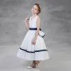 Sencillos Blanco Vestidos para niñas 2018 A-Line / Princess V-Cuello Sin Mangas Cinturón Té De Longitud Ruffle Vestidos para bodas