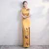 Style Chinois Jaune Satin Cheongsam 2020 Trompette / Sirène Col Haut Manches Courtes Appliques Brodé Fendue devant Longue Robe De Ceremonie
