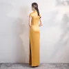 Style Chinois Jaune Satin Cheongsam 2020 Trompette / Sirène Col Haut Manches Courtes Appliques Brodé Fendue devant Longue Robe De Ceremonie