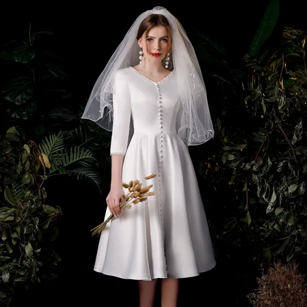 Vintage Ivory / Creme Satin Hochzeits Brautkleider / Hochzeitskleider 2020 A Linie V-Ausschnitt 3/4 Ärmel Rückenfreies Knielang Rüschen