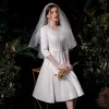 Vintage Ivory / Creme Satin Hochzeits Brautkleider / Hochzeitskleider 2020 A Linie V-Ausschnitt 3/4 Ärmel Rückenfreies Knielang Rüschen