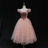 Vintage Pearl Rosa Tanzen Ballkleider 2021 Ballkleid Eckiger Ausschnitt Kurze Ärmel Geflecktes Tülle Wadenlang Rüschen Rückenfreies Festliche Kleider
